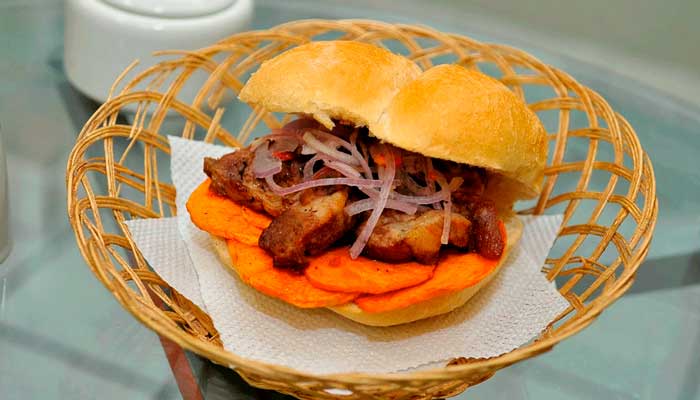 Pan con chicharrón: Pork meat, sweet potato, onion and others