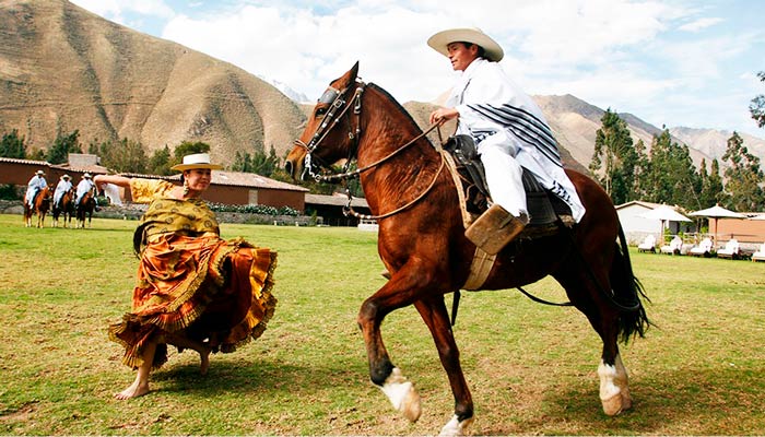 Jinetes peruanos danzando