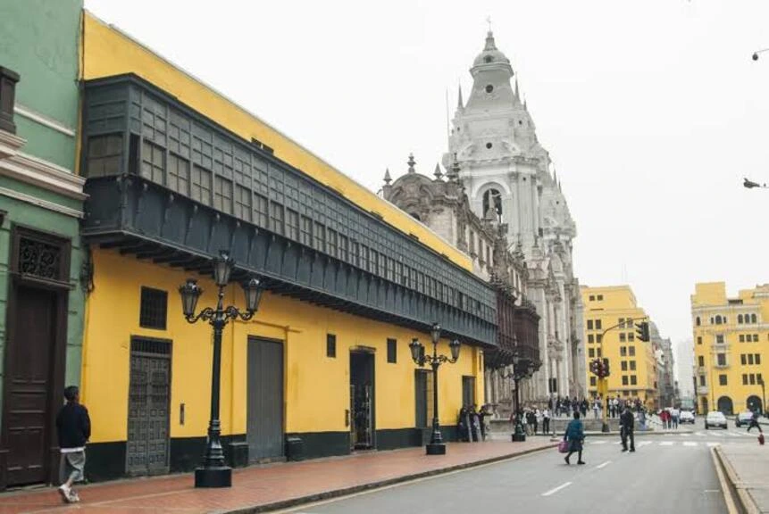 Arquitectura colonial en Lima: palacios, iglesias y balcones históricos